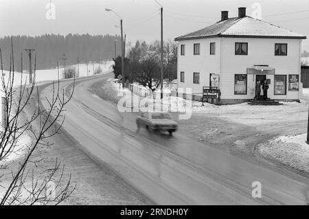 03 - 4 - 1974: Kjöpmanns Protest gegen die ChaseTake it Easy at E18 der Landhändler Bjarne Eriksen wird das Gespräch über die Bühne bringen. Daher das Schild „Take it Easy Buy“. Foto: Ivar Aaserud / aktuell / NTB ***FOTO NICHT VERARBEITET*** dieser Text wurde automatisch übersetzt! Stockfoto