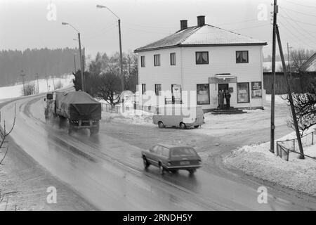 03 - 4 - 1974: Kjöpmanns Protest gegen die ChaseTake it Easy at E18 der Landhändler Bjarne Eriksen wird das Gespräch über die Bühne bringen. Daher das Schild „Take it Easy Buy“. Foto: Ivar Aaserud / aktuell / NTB ***FOTO NICHT VERARBEITET*** dieser Text wurde automatisch übersetzt! Stockfoto