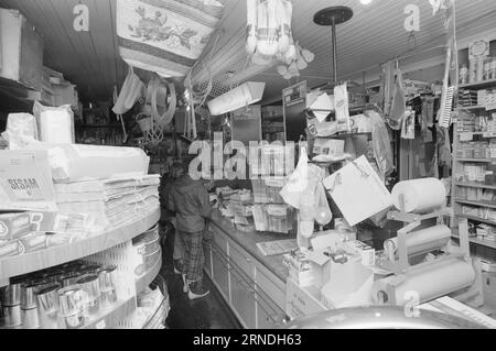 03 - 4 - 1974: Kjöpmanns Protest gegen die ChaseTake it Easy at E18 der Landhändler Bjarne Eriksen wird das Gespräch über die Bühne bringen. Daher das Schild „Take it Easy Buy“. Foto: Ivar Aaserud / aktuell / NTB ***FOTO NICHT VERARBEITET*** dieser Text wurde automatisch übersetzt! Stockfoto