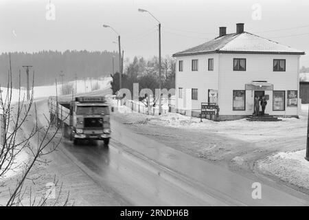 03 - 4 - 1974: Kjöpmanns Protest gegen die ChaseTake it Easy at E18 der Landhändler Bjarne Eriksen wird das Gespräch über die Bühne bringen. Daher das Schild „Take it Easy Buy“. Foto: Ivar Aaserud / aktuell / NTB ***FOTO NICHT VERARBEITET*** dieser Text wurde automatisch übersetzt! Stockfoto