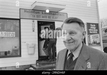 03 - 4 - 1974: Kjöpmanns Protest gegen die ChaseTake it Easy at E18 der Landhändler Bjarne Eriksen wird das Gespräch über die Bühne bringen. Daher das Schild „Take it Easy Buy“. Foto: Ivar Aaserud / aktuell / NTB ***FOTO NICHT VERARBEITET*** dieser Text wurde automatisch übersetzt! Stockfoto