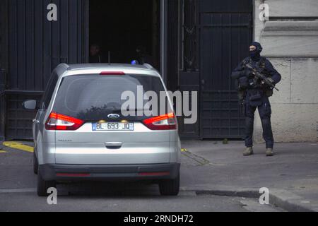 (160520) -- PARIS, 20. Mai 2016 -- Polizei steht Wachposten vor dem Gericht, wo Salah Abdeslam, der überlebende Verdächtige der tödlichen Pariser Angriffe vom letzten November, am 20. Mai 2016 in Paris, Frankreich, verhört wird. Salah Abdeslam, der überlebende Verdächtige der tödlichen Pariser Angriffe vom letzten November, erschien am Freitag vor einem französischen Antiterrorgericht für eine erste Befragung, berichteten lokale Medien. ) FRANCE-PARIS-ATTACK-SUSPECT-FIRST HEARING MichelxTiers PUBLICATIONxNOTxINxCHN 160520 Paris 20. Mai 2016 Polizei-Standwache vor dem Gerichtsgebäude, wo Salah Abdeslam der ÜBERLEBENDE Verdächtige von Load November S Stockfoto