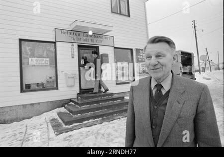 03 - 4 - 1974: Kjöpmanns Protest gegen die ChaseTake it Easy at E18 der Landhändler Bjarne Eriksen wird das Gespräch über die Bühne bringen. Daher das Schild „Take it Easy Buy“. Foto: Ivar Aaserud / aktuell / NTB ***FOTO NICHT VERARBEITET*** dieser Text wurde automatisch übersetzt! Stockfoto