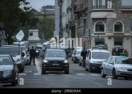 (160520) PARIS, 20. Mai 2016 -- Polizei steht Wache, während Salah Abdeslam, der überlebende Verdächtige der tödlichen Pariser Angriffe vom letzten November, am 20. Mai 2016 zum Gericht in Paris, Frankreich, begleitet wird. Salah Abdeslam, der überlebende Verdächtige der tödlichen Pariser Angriffe vom letzten November, erschien am Freitag vor einem französischen Antiterrorgericht für eine erste Befragung, berichteten lokale Medien. ) FRANCE-PARIS-ATTACK-SUSPECT-FIRST HEARING MichelxTiers PUBLICATIONxNOTxINxCHN 160520 Paris 20. Mai 2016 Polizei-Standwache während Salah Abdeslam der ÜBERLEBENDE VERDÄCHTIGE von Load November S tödlichen Paris-Angriffen begleitet WIRD Stockfoto