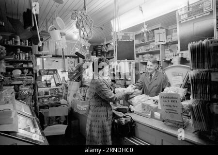 03 - 4 - 1974: Kjöpmanns Protest gegen die ChaseTake it Easy at E18 der Landhändler Bjarne Eriksen wird das Gespräch über die Bühne bringen. Daher das Schild „Take it Easy Buy“. Foto: Ivar Aaserud / aktuell / NTB ***FOTO NICHT VERARBEITET*** dieser Text wurde automatisch übersetzt! Stockfoto