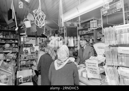 03 - 4 - 1974: Kjöpmanns Protest gegen die ChaseTake it Easy at E18 der Landhändler Bjarne Eriksen wird das Gespräch über die Bühne bringen. Daher das Schild „Take it Easy Buy“. Foto: Ivar Aaserud / aktuell / NTB ***FOTO NICHT VERARBEITET*** dieser Text wurde automatisch übersetzt! Stockfoto