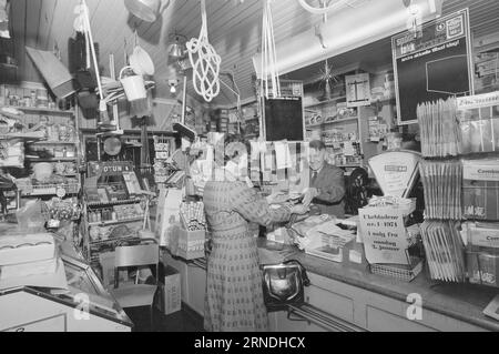 03 - 4 - 1974: Kjöpmanns Protest gegen die ChaseTake it Easy at E18 der Landhändler Bjarne Eriksen wird das Gespräch über die Bühne bringen. Daher das Schild „Take it Easy Buy“. Foto: Ivar Aaserud / aktuell / NTB ***FOTO NICHT VERARBEITET*** dieser Text wurde automatisch übersetzt! Stockfoto