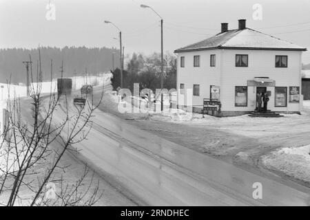 03 - 4 - 1974: Kjöpmanns Protest gegen die ChaseTake it Easy at E18 der Landhändler Bjarne Eriksen wird das Gespräch über die Bühne bringen. Daher das Schild „Take it Easy Buy“. Foto: Ivar Aaserud / aktuell / NTB ***FOTO NICHT VERARBEITET*** dieser Text wurde automatisch übersetzt! Stockfoto