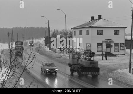 03 - 4 - 1974: Kjöpmanns Protest gegen die ChaseTake it Easy at E18 der Landhändler Bjarne Eriksen wird das Gespräch über die Bühne bringen. Daher das Schild „Take it Easy Buy“. Foto: Ivar Aaserud / aktuell / NTB ***FOTO NICHT VERARBEITET*** dieser Text wurde automatisch übersetzt! Stockfoto