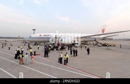 PEKING, 20. Mai 2016 -- Foto vom 20. Mai 2016 zeigt eine Boeing 787-9 Dreamliner unter Air China-Banner in Peking, der Hauptstadt Chinas. Air China übernahm am 20. Mai die erste Boeing 787-9 Dreamliner, womit Air China die erste chinesische Fluggesellschaft war, die die Boeing 787-9 Dreamliner Betrieb. Das Großraumflugzeug wird am 26. Mai beginnen, um die Strecke von Peking nach Chengdu in der südwestchinesischen Provinz Sichuan zu fliegen. Air China wird voraussichtlich bis 2018 alle 15 Boeing 787-9 Dreamliner erhalten. ) (lfj) CHINA-BEIJING-AIR CHINA-BOEING-DREAMLINER (CN) LixHe PUBLICATIONxNOTxINxCHN Peking 20. Mai 2016 Foto Stockfoto