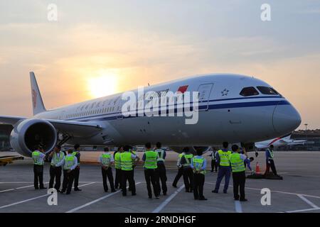 PEKING, 20. Mai 2016 -- Foto vom 20. Mai 2016 zeigt eine Boeing 787-9 Dreamliner unter Air China-Banner in Peking, der Hauptstadt Chinas. Air China übernahm am 20. Mai die erste Boeing 787-9 Dreamliner, womit Air China die erste chinesische Fluggesellschaft war, die die Boeing 787-9 Dreamliner Betrieb. Das Großraumflugzeug wird am 26. Mai beginnen, um die Strecke von Peking nach Chengdu in der südwestchinesischen Provinz Sichuan zu fliegen. Air China wird voraussichtlich bis 2018 alle 15 Boeing 787-9 Dreamliner erhalten. ) (lfj) CHINA-BEIJING-AIR CHINA-BOEING 797-9 DREAMLINER (CN) FuxQi PUBLICATIONxNOTxINxCHN Peking 20. Mai 2016 Stockfoto
