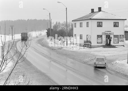 03 - 4 - 1974: Kjöpmanns Protest gegen die ChaseTake it Easy at E18 der Landhändler Bjarne Eriksen wird das Gespräch über die Bühne bringen. Daher das Schild „Take it Easy Buy“. Foto: Ivar Aaserud / aktuell / NTB ***FOTO NICHT VERARBEITET*** dieser Text wurde automatisch übersetzt! Stockfoto