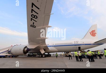 PEKING, 20. Mai 2016 -- Foto vom 20. Mai 2016 zeigt eine Boeing 787-9 Dreamliner unter Air China-Banner in Peking, der Hauptstadt Chinas. Air China übernahm am 20. Mai die erste Boeing 787-9 Dreamliner, womit Air China die erste chinesische Fluggesellschaft war, die die Boeing 787-9 Dreamliner Betrieb. Das Großraumflugzeug wird am 26. Mai beginnen, um die Strecke von Peking nach Chengdu in der südwestchinesischen Provinz Sichuan zu fliegen. Air China wird voraussichtlich bis 2018 alle 15 Boeing 787-9 Dreamliner erhalten. ) (lfj) CHINA-BEIJING-AIR CHINA-BOEING-DREAMLINER (CN) LixHe PUBLICATIONxNOTxINxCHN Peking 20. Mai 2016 Foto Stockfoto
