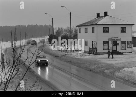 03 - 4 - 1974: Kjöpmanns Protest gegen die ChaseTake it Easy at E18 der Landhändler Bjarne Eriksen wird das Gespräch über die Bühne bringen. Daher das Schild „Take it Easy Buy“. Foto: Ivar Aaserud / aktuell / NTB ***FOTO NICHT VERARBEITET*** dieser Text wurde automatisch übersetzt! Stockfoto