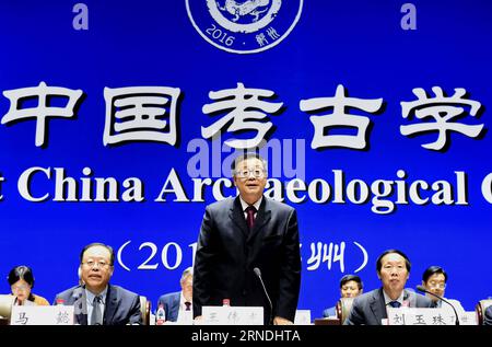 (160521) -- ZHENGZHOU, 21. Mai 2016 -- Wang Weiguang (C), Präsident der Chinesischen Akademie der Sozialwissenschaften, spricht am 21. Mai 2016 in Zhengzhou, der Hauptstadt der zentralchinesischen Provinz Henan, den ersten chinesischen Archäologischen Kongress an. Der erste China Archaeological Congress startete hier am Samstag, an dem etwa 400 Experten aus über 10 Ländern und Regionen teilnahmen, darunter Großbritannien, Ägypten, Deutschland, Indien und die Vereinigten Staaten. ) (Zkr) CHINA-ZHENGZHOU-ARCHAEOLOGICAL CONGRESS(CN) LixAn PUBLICATIONxNOTxINxCHN 160521 Zhengzhou 21. Mai 2016 Wang Weiguang C Präsident des chinesischen ACA Stockfoto