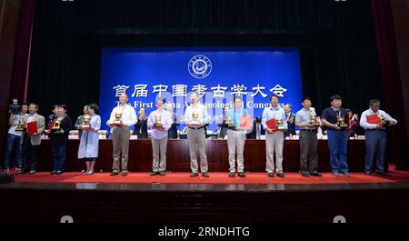 (160521) -- ZHENGZHOU, 21. Mai 2016 -- Gewinner des Jinding-Preises erhalten Trophäen auf dem ersten China Archaeological Congress in Zhengzhou, Hauptstadt der zentralchinesischen Provinz Henan, 21. Mai 2016. Der erste China Archaeological Congress startete hier am Samstag, an dem etwa 400 Experten aus über 10 Ländern und Regionen teilnahmen, darunter Großbritannien, Ägypten, Deutschland, Indien und die Vereinigten Staaten. ) (Zkr) CHINA-ZHENGZHOU-ARCHAEOLOGICAL CONGRESS(CN) LixAn PUBLICATIONxNOTxINxCHN 160521 Zhengzhou 21. Mai 2016 Gewinner des Jinding-Preises erhalten Trophäen BEIM ersten China Archaeological Stockfoto