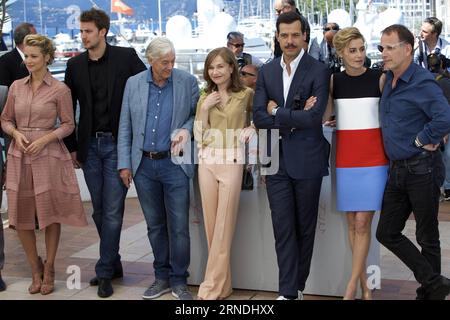 (160521) -- CANNES, 21. Mai 2016 -- (von L nach R) Darstellerinnen der belgischen Schauspielerin Virginie Efira, des französischen Schauspielers Jonas Bloquet, des niederländischen Regisseurs Paul Verhoeven, der französischen Schauspielerin Isabelle Huppert, des französischen Schauspielers Laurent Lafitte, der französischen Schauspielerin Anne Consigny und des französischen Schauspielers Charles Berling posieren am 21. Mai, 2016 bei einem Fototermin für den Film Elle auf dem 69. Filmfestival von Cannes in Südfrankreich. FRANKREICH-CANNES-FILM FESTIVAL-ELLE-FOTO-ANRUF JinxYu PUBLICATIONxNOTxINxCHN 160521 Cannes 21. Mai 2016 von l bis r Cast Mitglieder belgische Schauspielerin Virginie Efira französischer Schauspieler Jonas Dutch Director Paul VE Stockfoto