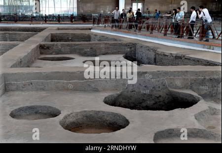 (160521) -- ZHENGZHOU, 21. Mai 2016 -- Archäologen aus dem Ausland besuchen ein Ruinenmuseum in Zhengzhou, Hauptstadt der zentralchinesischen Provinz Henan, 21. Mai 2016. Der erste China Archaeological Congress startete hier am Samstag, an dem etwa 400 Experten aus über 10 Ländern und Regionen teilnahmen, darunter Großbritannien, Ägypten, Deutschland, Indien und die Vereinigten Staaten. ) (wyl) CHINA-HENAN-ARCHAEOLOGICAL CONGRESS-VISIT (CN) LixAn PUBLICATIONxNOTxINxCHN 160521 Zhengzhou 21. Mai 2016 Archäologen aus dem Ausland besuchen ein Ruinenmuseum in Zhengzhou Hauptstadt der zentralchinesischen Provinz S Henan am 21. Mai 2016 Stockfoto