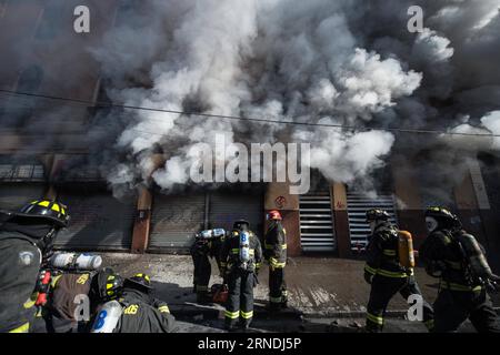 (160521) -- VALPARAISO, 21. Mai 2016 -- Feuerwehrleute versuchen, ein Feuer während eines marsches zu löschen, der vom Konföderat chilenischer Studenten (CONFECH) in Santiago, der Hauptstadt Chiles, am 21. Mai 2016 ausgerufen wurde. Die Demonstranten treffen auf die Polizei der Unruhen in der Umgebung des Kongresses in Valparaiso, Chile, während die chilenische Präsidentin Michelle Bachelet ihre jährliche Botschaft an die Nation überbringt. Der massive marsch von Studenten, Arbeitern und verschiedenen sozialen Organisationen im Land endete mit gewalttätigen Vorfällen, so die lokale Presse. Jorge Villegas) (jg) CHILE-SANTIAGO-PROTEST e JORGExVILLEGAS PUBLICATIONxN Stockfoto