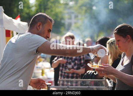 (160521) -- HELSINKI, 21. Mai 2016 -- Ein Verkäufer Lebensmittel während des Restauranttages in Helsinki, Finnland am 21. Mai 2016. Helsinki war Zeuge der Feierlichkeiten zum 5. Jahrestag des Restaurant Day am 21. Mai, an dem Hunderte von Verkäufern den öffentlichen Park im Stadtzentrum besetzten und Tausende von Besuchern anlockten. ) FINNLAND-HELSINKI-RESTAURANT DAY ZhangxXuan PUBLICATIONxNOTxINxCHN 160521 Helsinki 21. Mai 2016 A Vendor Foods während des Restaurant Day in Helsinki Finnland AM 21. Mai 2016 feierte Helsinki AM Samstag, den 21. Mai, mit Hunderten von Menschen den 5. Jahrestag des Restaurant Day Stockfoto