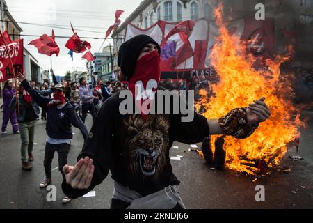 (160521) -- VALPARAISO, 21. Mai 2016 -- Demonstranten brüllen Parolen während eines marsches, der am 21. Mai 2016 von der Konföderation chilenischer Studenten (CONFECH) in Santiago, der Hauptstadt Chiles, einberufen wurde. Die Demonstranten treffen auf die Polizei der Unruhen in der Umgebung des Kongresses in Valparaiso, Chile, während die chilenische Präsidentin Michelle Bachelet ihre jährliche Botschaft an die Nation überbringt. Der massive marsch von Studenten, Arbeitern und verschiedenen sozialen Organisationen im Land endete mit gewalttätigen Vorfällen, so die lokale Presse. Jorge Villegas) (jg) CHILE-SANTIAGO-PROTEST e JORGExVILLEGAS PUBLICATIONxNOTxINxCHN Stockfoto