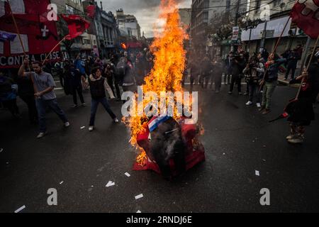 (160521) -- VALPARAISO, 21. Mai 2016 -- Demonstranten errichteten eine Barrikade während eines marsches, der am 21. Mai 2016 von der Konföderation chilenischer Studenten (CONFECH) in Santiago, der Hauptstadt Chiles, einberufen wurde. Die Demonstranten treffen auf die Polizei der Unruhen in der Umgebung des Kongresses in Valparaiso, Chile, während die chilenische Präsidentin Michelle Bachelet ihre jährliche Botschaft an die Nation überbringt. Der massive marsch von Studenten, Arbeitern und verschiedenen sozialen Organisationen im Land endete mit gewalttätigen Vorfällen, so die lokale Presse. Jorge Villegas) (jg) CHILE-SANTIAGO-PROTEST e JORGExVILLEGAS PUBLICATIONxNOTxIN Stockfoto