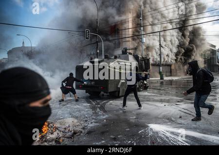 Themen der Woche Bilder des Tages (160521) -- VALPARAISO, 21. Mai 2016 -- Ein Demonstrant wirft einen Gegenstand auf ein Polizeifahrzeug, das am 21. Mai 2016 von der Confederation of Chilean Students (CONFECH) in Santiago, der Hauptstadt Chiles, einberufen wurde. Die Demonstranten treffen auf die Polizei der Unruhen in der Umgebung des Kongresses in Valparaiso, Chile, während die chilenische Präsidentin Michelle Bachelet ihre jährliche Botschaft an die Nation überbringt. Der massive marsch von Studenten, Arbeitern und verschiedenen sozialen Organisationen im Land endete mit gewalttätigen Vorfällen, so die lokale Presse. Jorge Villegas (jg) Stockfoto