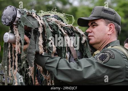 (160522) -- MIRANDA, 21. Mai 2016 -- Venezuelas Verteidigungsminister Vladimir Padrino Lopez nimmt am zweiten Tag der Unabhängigkeitsübung 2016 im Guaicaipuro Fort in Charallave, Bundesstaat Miranda, Venezuela, am 21. Mai 2016 Teil. Die Bolivarischen Nationalen Streitkräfte Venezuelas (FANB) fanden am Samstag, dem zweiten Tag der Unabhängigkeitsübung 2016, im Rahmen des nationalen Plans zur Gewährleistung der Souveränität des Landes statt. ) (jp) VENEZUELA-MIRANDA-DRILL BorisxVergara PUBLICATIONxNOTxINxCHN 160522 Miranda 21. Mai 2016 venezolanischer Verteidigungsminister Vladimir Padrino Lopez nimmt am zweiten Tag Teil Stockfoto