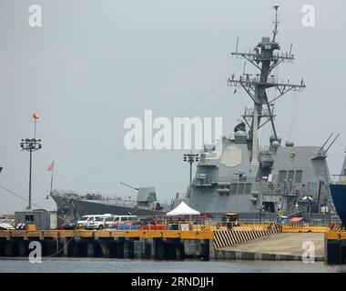 (160522) -- MANILA, 22. Mai 2016 -- Foto aufgenommen am 22. Mai 2016 zeigt, wie die Lenkflugkörper-Destoyers USS Stockdale (DDG 106) an einem Pier in Manila auf den Philippinen ankern. Sieben Kriegsschiffe, die eine Streikgruppe der United States Navy bildeten, sind zu einem routinemäßigen Besuch auf den Philippinen angekommen, berichteten lokale Medien am Samstag. ) PHILIPPINEN-MANILA-US-KRIEGSSCHIFFE-BESUCH RouellexUmali PUBLICATIONxNOTxINxCHN 160522 Manila 22. Mai 2016 Foto aufgenommen AM 22. Mai 2016 zeigt die geführte Rakete USS Stockdale DDG 106, die an einem Pier in Manila anlegte, die Philippinen Sieben Kriegsschiffe, die eine Streikgruppe der Vereinigten Staaten bildeten Stockfoto