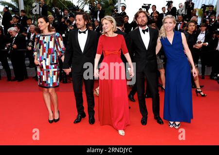 69. Festival de Cannes: Abschlussfeier (160522) -- CANNES, 22. Mai 2016 -- die Schweizer Schauspielerin und Präsidentin der UN-Jury für bestimmte Anerkennungen Marthe Keller (C) posiert, als sie mit den Jurymitgliedern (L-R) ankommt. Die französische Schauspielerin Celine Sallette, mexikanischer Schauspieler und Regisseur Diego Luna, der schwedische Regisseur Ruben Ostlund und die österreichische Regisseurin und Produzentin Jessica Hausnerat bei der Abschlusszeremonie der 69. Filmfestspiele von Cannes in Cannes, Frankreich, 22. Mai 2016. FRANKREICH-CANNES-FILM FESTIVAL-ABSCHLUSSZEREMONIE-ROTER TEPPICH JinxYu PUBLICATIONxNOTxINxCHN 69 Festival de Cannes Abschlusszeremonie 160522 Cannes 22. Mai 2016 Swis Stockfoto