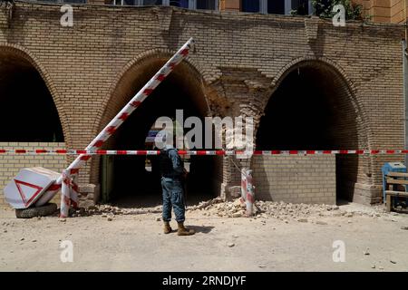 Themen der Woche Bilder des Tages Afghanistan: Bombenanschlag in Herat (160522) -- HERAT, 22. Mai 2016 -- ein afghanischer Polizist steht am Ort einer Explosion in der Provinz Herat, Westafghanistan, 22. Mai 2016, wachsam. Mindestens ein Zivilist wurde getötet und sieben weitere verletzt, als am Sonntag drei Raketen von Militanten in die westafghanische Stadt Herat geschossen wurden, sagte die Polizei. AFGHANISTAN-HERAT-RAKETENANGRIFF NasimxSeyamak PUBLICATIONxNOTxINxCHN Themen die Woche Bilder der Tag Afghanistan Bombenanschlag in Herat 160522 Herat 22. Mai 2016 auf afghanischen Polizisten steht Wachposten AN der Stelle einer Explosion in ihr Stockfoto