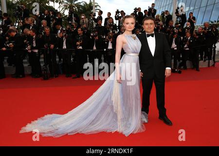 69. Festival de Cannes: Abschlussfeier (160522) -- CANNES, 22. Mai 2016 -- der rumänische Regisseur Cristian Mungiu(R) und die rumänische Schauspielerin Maria Dragus posieren bei der Abschlusszeremonie des 69. Cannes Film Festivals in Cannes, Frankreich, 22. Mai 2016. ) FRANKREICH-CANNES-FILM FESTIVAL-ABSCHLUSSZEREMONIE-ROTER TEPPICH JINXYU PUBLICATIONXNOTXINXCHN Stockfoto