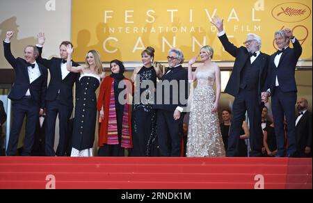 69. Festival de Cannes: Abschlussfeier (160522) -- CANNES, 22. Mai 2016 -- (L-R) Jurymitglieder französischer Regisseur Arnaud Desplechin, ungarischer Regisseur Laszlo Nemes, französische Schauspielerin und Sängerin Vanessa Paradis, iranische Produzentin Katayoon Shahabi, italienische Schauspielerin und Regisseurin Valeria Golino, australischer Regisseur George Miller, US-Schauspielerin Kirsten Dunst, der kanadische Schauspieler Donald Sutherland und der dänische Schauspieler Mads Mikkelsen posieren bei der Abschlusszeremonie des 69. Filmfestivals von Cannes in Cannes, Frankreich, am 22. Mai 2016. FRANKREICH-CANNES-FILM FESTIVAL-ABSCHLUSSZEREMONIE-ROTER TEPPICH JINXYU PUBLICATIONX Stockfoto