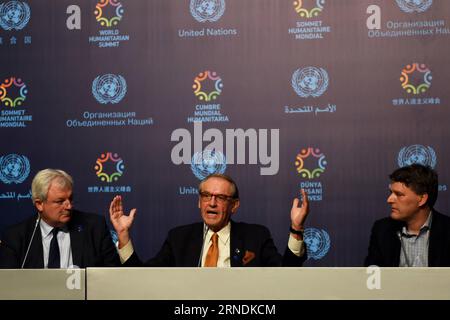 UN-Nothilfegipfel in Istanbul (160523) -- ISTANBUL, 22. Mai 2016 -- UN-Stellvertretender Generalsekretär Jan Eliasson (C) beantwortet eine Frage auf einer Pressekonferenz in Istanbul, Türkei, am 22. Mai 2016. Der erste Weltgipfel für humanitäre Hilfe, der am Montag hier beginnt, soll verschiedene Akteure mobilisieren, um die schlimmste Krise zu lösen, die seit dem Zweiten Weltkrieg nie dagewesen ist, sagte UN-Stellvertretender Generalsekretär Jan Eliasson am Sonntag. TÜRKEI-ISTANBUL-WELT HUMANITÄRE GIPFEL-PRESSEKONFERENZ HexCanling PUBLICATIONxNOTxINxCHN UN in Istanbul 160523 Istanbul 22. Mai 2016 Stellvertretender Generalsekretär der Vereinten Nationen Jan Eliass Stockfoto