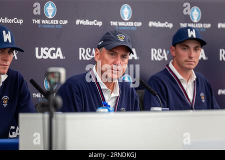 St. Andrews, Schottland. September 2023. Teamkapitän Mike McCoy und Ben James während der USA Team Press Conference vor dem Walker Cup 2023. Großbritannien und Irland gehen diese Woche im 49. Walker Cup-Match gegen die Vereinigten Staaten von Amerika. Vor 100 Jahren wurde der Walker Cup erstmals in St. Andrews ausgetragen, da sich die beiden Seiten – bestehend aus zehn führenden männlichen Amateurgolfspielern – darauf vorbereiten, auf dem historischen Old Course zu kämpfen. Stockfoto
