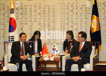 (160523) -- SEOUL, 23. Mai 2016 -- Liu Qibao (L, Front), Leiter der Öffentlichkeitsabteilung des Zentralkomitees der Kommunistischen Partei Chinas (CPC), trifft am 23. Mai 2016 in Seoul (Südkorea) mit dem Sprecher der Südkoreanischen Nationalversammlung Chung Eui-hwa (R, Front) zusammen. SÜDKOREA-SEOUL-CHINA-LIU QIBAO-VISIT YaoxQilin PUBLICATIONxNOTxINxCHN 160523 Seoul 23. Mai 2016 Liu Qibao l Front Head of the Publicity Department of the Communist Party of China CPC Central Committee meets with Speaker of the South Korean National Assembly Chung Eui Hwa r Front in Seoul Südkorea 23. Mai 2016 South Korea Korea Seo Stockfoto