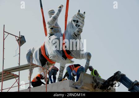 (160523) -- TUNIS, 23. Mai 2016 -- Arbeiter arbeiten an der Statue des ersten tunesischen Präsidenten Habib Bourguiba in Tunis, Tunesien am 23. Mai 2016. Die Statue des ersten tunesischen Präsidenten Habib Bourguiba wurde zurück ins Stadtzentrum von tunis verlegt. TUNESIEN-TUNIS-FIRST PRESIDENT S STATUE AdelxEzzine PUBLICATIONxNOTxINxCHN 160523 Tunis 23. Mai 2016 Arbeiter arbeiten AN der Statue des ersten tunesischen Präsidenten Habib Bourguiba in Tunis Tunesien AM 23. Mai 2016 die Statue des ersten tunesischen Präsidenten Habib Bourguiba, der in das Stadtzentrum in Tunis zurückzog s Statue AdelxEzzine PUBL Stockfoto
