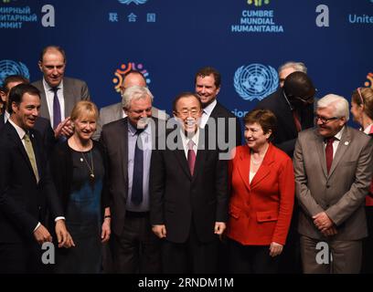 UN-Nothilfegipfel in Istanbul (160523) -- ISTANBUL, 23. Mai 2016 -- UN-Generalsekretär Ban Ki-moon (C) nimmt an einer Fotosession mit anderen Teilnehmern am Weltgipfel für humanitäre Hilfe in Istanbul, Türkei, am 23. Mai 2016 Teil. UN-Generalsekretär Ban Ki-moon hat am Montag auf dem ersten humanitären Gipfel der Welt ein Programm zur deutlichen Verbesserung der Effizienz der humanitären Hilfe ins Leben gerufen, das Teil der Bemühungen zur Überbrückung der Finanzierungslücke ist. ) TÜRKEI-ISTANBUL-WELT HUMANITÄRE GIPFEL-BAN KI-MOND HexCanling PUBLICATIONxNOTxINxCHN UN Nothilfegipfel in Istanbul 160523 Mai Stockfoto