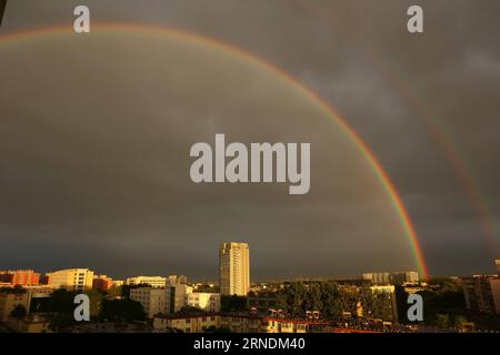 PEKING, 23. Mai 2016 -- Foto vom 23. Mai 2016 zeigt, dass der Regenbogen nach dem Regen in Peking, der Hauptstadt Chinas, auftauchte. ) (Zwx) CHINA-PEKING-LANDSCHAFT NACH REGEN(CN) FengxXiaodong PUBLICATIONxNOTxINxCHN Peking 23. Mai 2016 Foto aufgenommen AM 23. Mai 2016 zeigt den Regenbogen erschien nach Regen in Peking Hauptstadt von China zwx China Peking Landschaft nach Regen CN PUBLICATIONxNOTxINxCHN Stockfoto