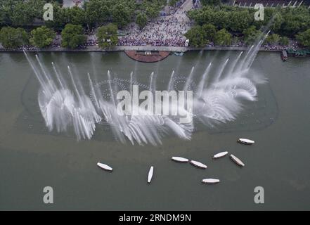 Fontänen in Hangzhou, China (160524) -- HANGZHOU, 24. Mai 2016 -- Foto aufgenommen am 24. Mai 2016 zeigt den musikalischen Brunnen am Westsee in Hangzhou, der Hauptstadt der ostchinesischen Provinz Zhejiang. Als einer der Höhepunkte des West Lake wird der Brunnen nach einem Modernisierungsprojekt von Montag bis Donnerstag zweimal täglich ausbrechen. ) (wx) CHINA-HANGZHOU-WEST SEE-MUSIKALISCHE BRUNNEN (CN) HuangxZongzhi PUBLICATIONxNOTxINxCHN Brunnen in Hangzhou China 160524 Hangzhou 24. Mai 2016 Foto aufgenommen AM 24. Mai 2016 zeigt die musikalische Brunnen AM WESTSEE in Hangzhou Hauptstadt von Ostchina S Zhejiang Provinz A Stockfoto