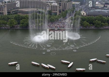 Fontänen in Hangzhou, China (160524) -- HANGZHOU, 24. Mai 2016 -- Foto aufgenommen am 24. Mai 2016 zeigt den musikalischen Brunnen am Westsee in Hangzhou, der Hauptstadt der ostchinesischen Provinz Zhejiang. Als einer der Höhepunkte des West Lake wird der Brunnen nach einem Modernisierungsprojekt von Montag bis Donnerstag zweimal täglich ausbrechen. ) (wx) CHINA-HANGZHOU-WEST SEE-MUSIKALISCHE BRUNNEN (CN) HuangxZongzhi PUBLICATIONxNOTxINxCHN Brunnen in Hangzhou China 160524 Hangzhou 24. Mai 2016 Foto aufgenommen AM 24. Mai 2016 zeigt die musikalische Brunnen AM WESTSEE in Hangzhou Hauptstadt von Ostchina S Zhejiang Provinz A Stockfoto