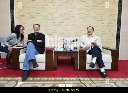 (160524) -- HANGZHOU, 24. Mai 2016 -- die Nobelpreisträger Mo Yan (R) und Le Clezio (C) treffen die Medien nach einem Dialog zum Thema Literatur und Bildung , um den 120. Jahrestag der Gründung der Zhejiang Universität in Hangzhou, ostchinesische Provinz Zhejiang, am 24. Mai 2016 zu begehen. Sowohl Mo Yan aus China als auch Le Clezio aus Frankreich sind Nobelpreisträger für Literatur. (wx) CHINA-HANGZHOU-NOBELPREISTRÄGER-DIALOG (CN) HanxChuanhao PUBLICATIONxNOTxINxCHN 160524 Hangzhou 24. Mai 2016 Nobelpreisträger Mo Yan r und Le Clezio C treffen sich nach einem Dialog mit Mark ZUM Thema Literatur und Bildung mit den Medien Stockfoto