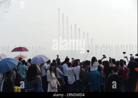 Fontänen in Hangzhou, China (160524) -- HANGZHOU, 24. Mai 2016 -- Touristen machen Fotos von einem musikalischen Brunnen am Westsee in Hangzhou, der Hauptstadt der ostchinesischen Provinz Zhejiang, 24. Mai 2016. Als einer der Höhepunkte des West Lake wird der Brunnen nach einem Modernisierungsprojekt von Montag bis Donnerstag zweimal täglich ausbrechen. ) (wx) CHINA-HANGZHOU-WEST SEE-MUSIKALISCHE BRUNNEN (CN) HuangxZongzhi PUBLICATIONxNOTxINxCHN Brunnen in Hangzhou China 160524 Hangzhou 24. Mai 2016 Touristen machen Fotos von einem musikalischen Brunnen AM WESTSEE in Hangzhou Hauptstadt der ostchinesischen Provinz S Zhejiang 24. Mai 201 Stockfoto