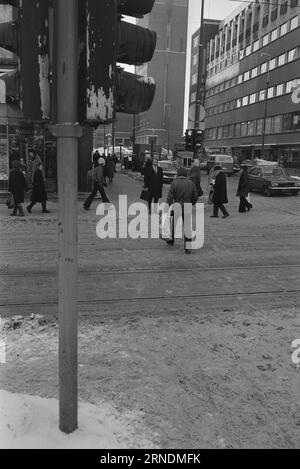 Aktuelle 01 - 2 - 1974: Hier kommt Jens Evensen - wie ein Ölblitz! Allen norwegischen Ölchefs, Jens Evensen, ist es gelungen, das unglaubliche zu schaffen: Trotz Unterlassungsverfügungen und Einschränkungen beliebt zu bleiben. Heutzutage muss ein Handelsminister auch als Aktionsminister fungieren. Dann verlängert er auch den Arbeitstag um die halbe Nacht. Wir wurden müde, ihm zu folgen, von früh morgens bis spät in die Nacht. Foto: Ivar Aaserud / aktuell / NTB ***FOTO NICHT VERARBEITET*** dieser Text wurde automatisch übersetzt! Stockfoto