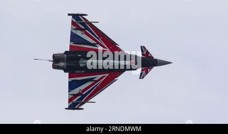 Bournemouth Air Festival, Bournemouth, Dorset, Großbritannien. September 2023. Ein RAF-Eurofighter Typhoon FGR.4, der von Flight Lieutenant Matt Brighty aus dem 29 Squadron in der RAF Coningsby in Lincolnshire gesteuert wird, zeigt auf dem Bournemouth Air Festival mit seinem Union Jack Emblazoned Aircraft eine atemberaubende Show. Quelle: Stuart Robertson/Alamy Live News. Stockfoto