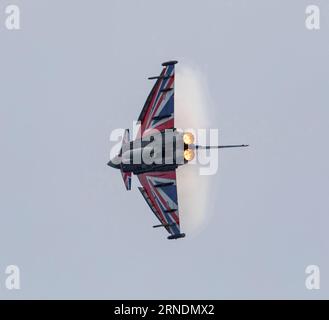 Bournemouth Air Festival, Bournemouth, Dorset, Großbritannien. September 2023. Ein RAF-Eurofighter Typhoon FGR.4, der von Flight Lieutenant Matt Brighty aus dem 29 Squadron in der RAF Coningsby in Lincolnshire gesteuert wird, zeigt auf dem Bournemouth Air Festival mit seinem Union Jack Emblazoned Aircraft eine atemberaubende Show. Quelle: Stuart Robertson/Alamy Live News. Stockfoto