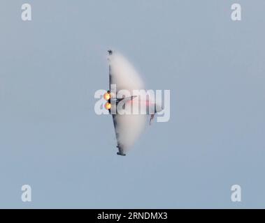 Bournemouth Air Festival, Bournemouth, Dorset, Großbritannien. September 2023. Ein RAF-Eurofighter Typhoon FGR.4, der von Flight Lieutenant Matt Brighty aus dem 29 Squadron in der RAF Coningsby in Lincolnshire gesteuert wird, zeigt auf dem Bournemouth Air Festival mit seinem Union Jack Emblazoned Aircraft eine atemberaubende Show. Quelle: Stuart Robertson/Alamy Live News. Stockfoto