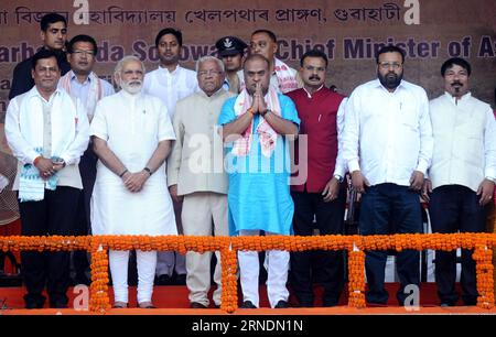 GUWAHATI, 24. Mai 2016 () -- der indische Premierminister Narendra Modi (2. Front) nimmt am 24. Mai 2016 in Guwahati, Assam, Indien, an der Vereidigungszeremonie des neu gewählten Ministerpräsidenten des Staates Assam Sarbananda Sonowal (1. Front) Teil. Sarbananda Sonowal ist Assams erster Ministerpräsident der regierenden Bhartiya Janta Party (BJP). () INDISCH-ASSAM-NEUE LEITENDER MINISTER-FLUCH-ZEREMONIE Xinhua PUBLICATIONxNOTxINxCHN Guwahati 24. Mai 2016 die indischen Premierminister Narendra Modes 2. Front nimmt an der Zeremonie der neu gewählten Oberminister des Staates Assam Sarbananda Sonowal 1. Front in Guwaha Teil Stockfoto