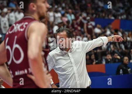 Jakarta, Indonesien. September 2023. Luca Banchi (R), Cheftrainer von Lettland, gibt Anweisungen während des zweiten Rundenspiels zwischen Spanien und Lettland bei der FIBA-Weltmeisterschaft 2023 in Jakarta, Indonesien, am 1. September 2023. Quelle: Agung Kuncahya B./Xinhua/Alamy Live News Stockfoto