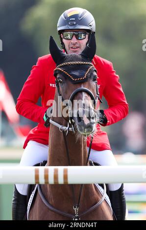 Mailand, Italien. September 2023. Reitsport: Europameisterschaft, Springreiten, 3. Wettbewerb, 2. Runde Nationenpokal (Einzelperson und Team). Der Springreiter Philipp Weishaupt reitet Zineday. Quelle: Friso Gentsch/dpa/Alamy Live News Stockfoto